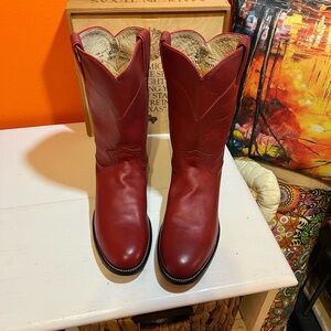 Ladies size 9B red Justin Ropers. Great used condition.